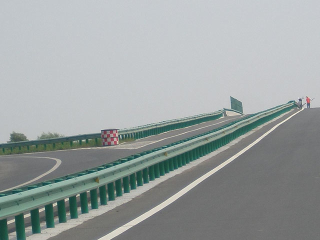防撞護欄板